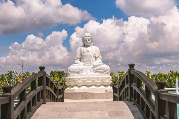 Solene Estátua Branca Buda Sentada Alto Pedestal Atrás Céu Azul — Fotografia de Stock