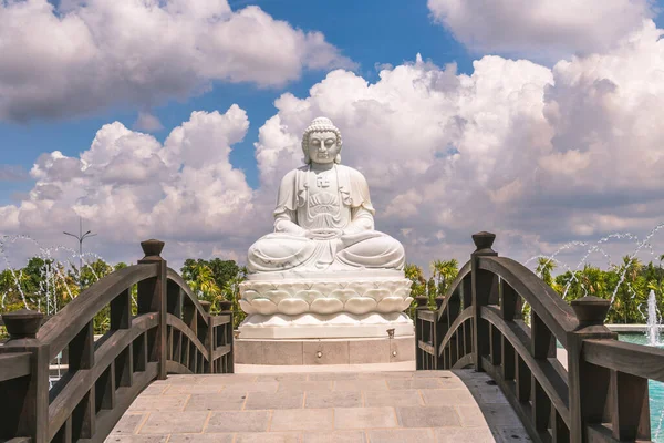 Solene Estátua Branca Buda Sentada Alto Pedestal Atrás Céu Azul — Fotografia de Stock