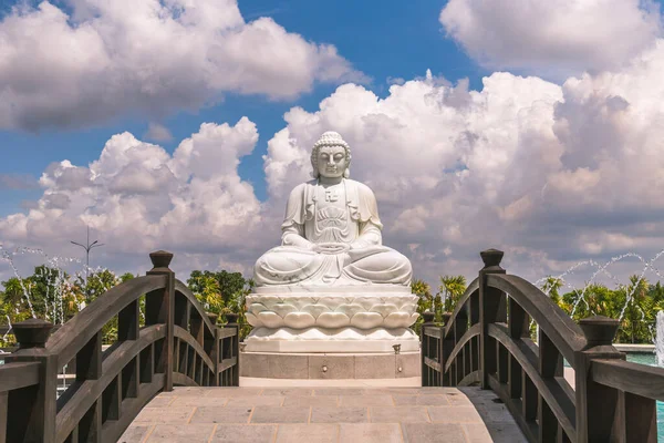 Solene Estátua Branca Buda Sentada Alto Pedestal Atrás Céu Azul — Fotografia de Stock