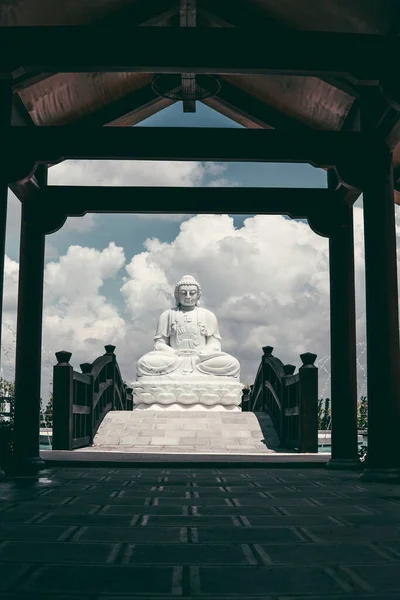 Торжественная Белая Статуя Будды Сидящая Высоком Пьедестале Позади Чистое Голубое — стоковое фото