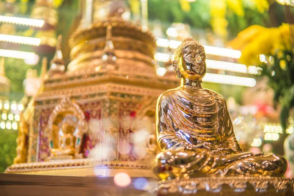 Het Boeddha Beeld Houdt Van Glanzende Gouden Emulsie Achtergrond Reliek — Stockfoto