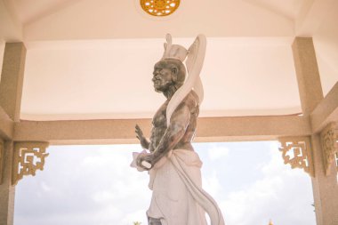 Long Thanh, Vietnam, Asya 'daki bir binada Yıldırım Tanrısı' nın heykeli.