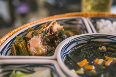 İçinde hintkamışı olan pirinç kasesi. Geleneksel Vietnam yemeği, pirinç, çorba, tuzlu yemek. Sahne tutumlu ve huzurlu. Yiyecek ve içecek konsepti.