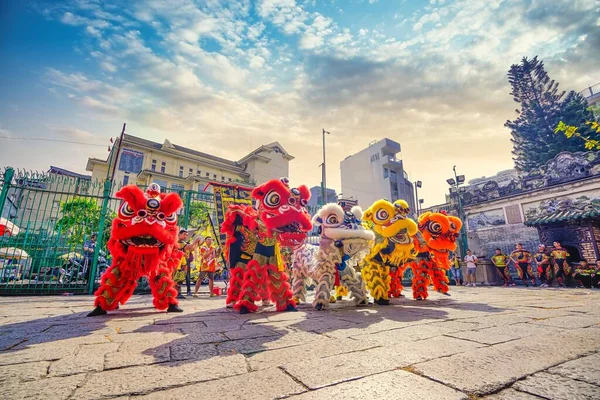 胡志明市 Jan 2020 在越南胡志明市天后庙 唐人街 举行的 睁开眼睛 仪式上为狮子和龙舞祈祷 — 图库照片