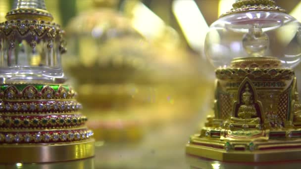Dhatu 或撒拉 Sarira 都很小 看起来像珍珠或水晶 是在佛教僧侣死后被火化后形成的 它们包含在镶嵌着黄金或玻璃和银的圣物中 — 图库视频影像