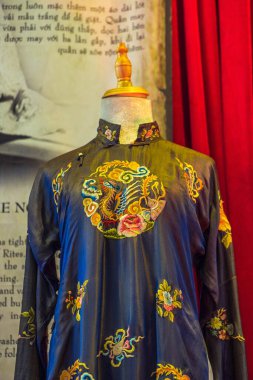 Ho Chi Minh şehri, Vietnam - 28 Haziran 2020: Nguyen Hue caddesi, Ho Chi Minh şehri, Vietnam 'da sokak festivalleri sırasında Ao dai ve Vietnamca geleneksel kostümlerinin sergilenmesi