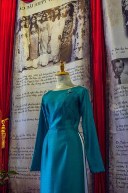 Ho Chi Minh şehri, Vietnam - 28 Haziran 2020: Nguyen Hue caddesi, Ho Chi Minh şehri, Vietnam 'da sokak festivalleri sırasında Ao dai ve Vietnamca geleneksel kostümlerinin sergilenmesi