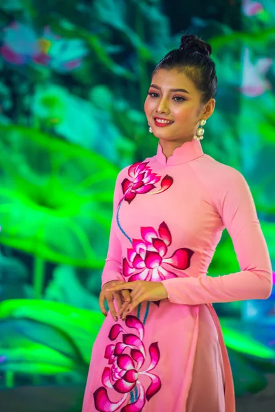 Chi Minh Miasto Wietnam Czerwca 2020 Piękne Wietnamskie Dziewczyny Występujące — Zdjęcie stockowe