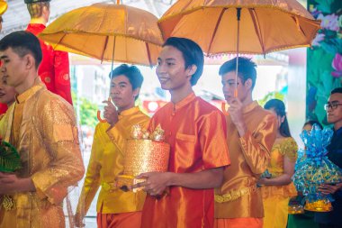 Ho Chi Minh şehri, Vietnam - 28 Haziran 2020: Khmer düğünü manzarası, bu geleneksel bir düğün Khmer kültürünü takip et, geleneksel giysi seremonisine katılan insanlar