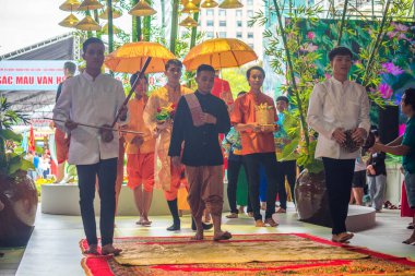 Ho Chi Minh şehri, Vietnam - 28 Haziran 2020: Khmer düğünü manzarası, bu geleneksel bir düğün Khmer kültürünü takip et, geleneksel giysi seremonisine katılan insanlar