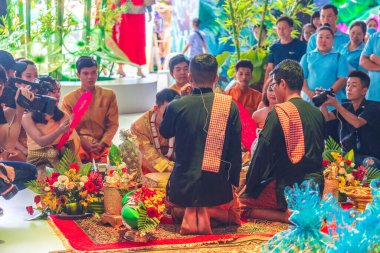 Ho Chi Minh şehri, Vietnam - 28 Haziran 2020: Khmer düğünü manzarası, bu geleneksel bir düğün Khmer kültürünü takip et, geleneksel giysi seremonisine katılan insanlar