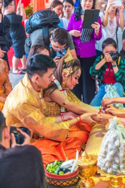 Ho Chi Minh şehri, Vietnam - 28 Haziran 2020: Khmer düğünü manzarası, bu geleneksel bir düğün Khmer kültürünü takip et, geleneksel giysi seremonisine katılan insanlar