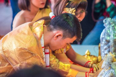 Ho Chi Minh şehri, Vietnam - 28 Haziran 2020: Khmer düğünü manzarası, bu geleneksel bir düğün Khmer kültürünü takip et, geleneksel giysi seremonisine katılan insanlar