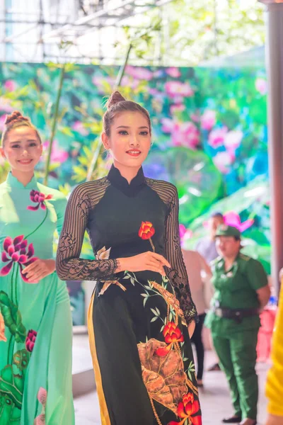 Chi Minh City Vietnam June 2020 Beautiful Vietnamese Girls Performing — Stock Photo, Image