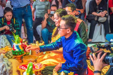Ho Chi Minh şehri, Vietnam - 28 Haziran 2020: Khmer düğünü manzarası, bu geleneksel bir düğün Khmer kültürünü takip et, geleneksel giysi seremonisine katılan insanlar