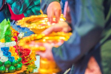 Ho Chi Minh şehri, Vietnam - 28 Haziran 2020: Khmer düğünü manzarası, bu geleneksel bir düğün Khmer kültürünü takip et, geleneksel giysi seremonisine katılan insanlar