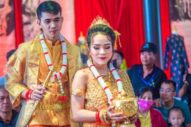 Ho Chi Minh şehri, Vietnam - 28 Haziran 2020: Khmer düğünü manzarası, bu geleneksel bir düğün Khmer kültürünü takip et, geleneksel giysi seremonisine katılan insanlar