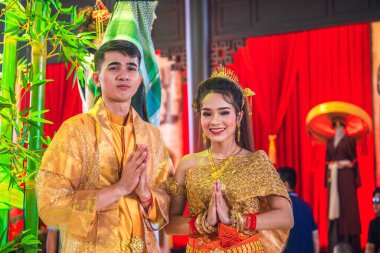 Ho Chi Minh şehri, Vietnam - 28 Haziran 2020: Khmer düğünü manzarası, bu geleneksel bir düğün Khmer kültürünü takip et, geleneksel giysi seremonisine katılan insanlar