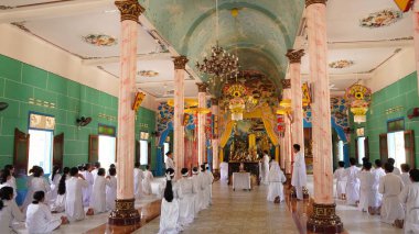 Ho Chi Minh şehri - Tay Ninh eyaleti, Vietnam - 01 Haziran 2020: Cao Dai dininin geleneksel cenazeleri, dünyanın dört bir yanından farklı dinleri karıştıran bir Vietnam dinidir.