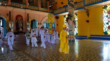 Ho Chi Minh şehri - Tay Ninh eyaleti, Vietnam - 01 Haziran 2020: Cao Dai dininin geleneksel cenazeleri, dünyanın dört bir yanından farklı dinleri karıştıran bir Vietnam dinidir.