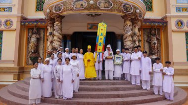 Ho Chi Minh şehri - Tay Ninh eyaleti, Vietnam - 01 Haziran 2020: Cao Dai dininin geleneksel cenazeleri, dünyanın dört bir yanından farklı dinleri karıştıran bir Vietnam dinidir.