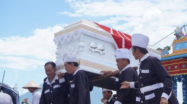 Ho Chi Minh şehri - Tay Ninh eyaleti, Vietnam - 01 Haziran 2020: Cao Dai dininin geleneksel cenazeleri, dünyanın dört bir yanından farklı dinleri karıştıran bir Vietnam dinidir.