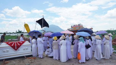 Ho Chi Minh şehri - Tay Ninh eyaleti, Vietnam - 01 Haziran 2020: Cao Dai dininin geleneksel cenazeleri, dünyanın dört bir yanından farklı dinleri karıştıran bir Vietnam dinidir.