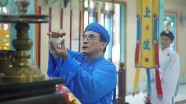 Ho Chi Minh şehri - Tay Ninh eyaleti, Vietnam - 01 Haziran 2020: Cao Dai dininin geleneksel cenazeleri, dünyanın dört bir yanından farklı dinleri karıştıran bir Vietnam dinidir.