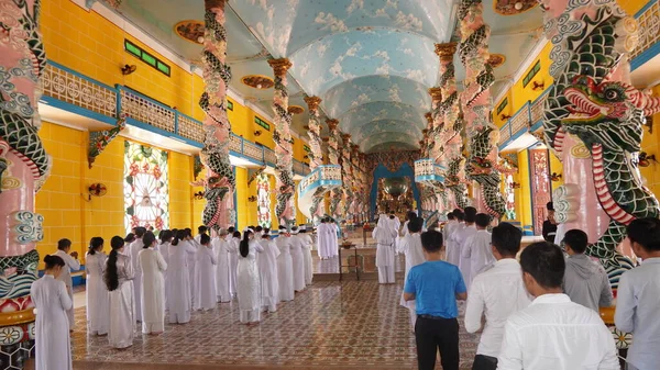 Ho Chi Minh şehri - Tay Ninh eyaleti, Vietnam - 01 Haziran 2020: Cao Dai dininin geleneksel cenazeleri, dünyanın dört bir yanından farklı dinleri karıştıran bir Vietnam dinidir.