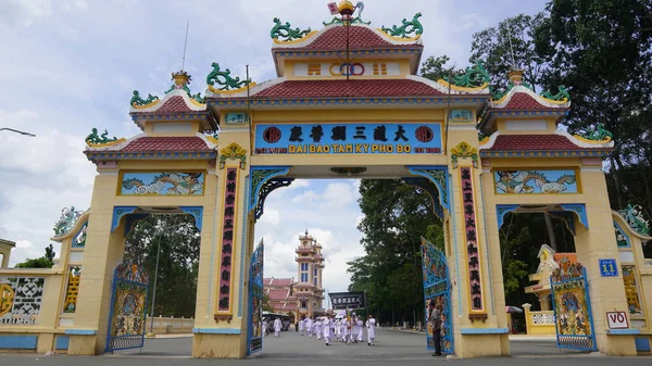 ホーチミン市 タイニン省 ベトナム 6月2020 人々の伝統的な葬儀曹操大宗教 Caodaiは 世界中から異なる宗教を混合ベトナムの宗教です — ストック写真