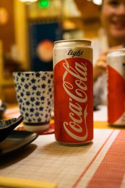 Ho Chi Minh şehri, Vietnam - 22 Haziran 2020: Masada serin Cocacola kutuları, Ho Chi Minh, Vietnam 'da bir Japon suşi restoranında masa.