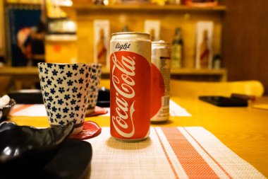 Ho Chi Minh şehri, Vietnam - 22 Haziran 2020: Masada serin Cocacola kutuları, Ho Chi Minh, Vietnam 'da bir Japon suşi restoranında masa.