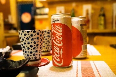 Ho Chi Minh şehri, Vietnam - 22 Haziran 2020: Masada serin Cocacola kutuları, Ho Chi Minh, Vietnam 'da bir Japon suşi restoranında masa.