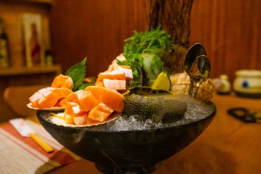 Vietnamlılar - Japon restoranında sashimi yiyen Asyalılar. Hirame sashimi, somon balığı sashimi ve ton balıklı saşimi. Japon gıda konsepti.