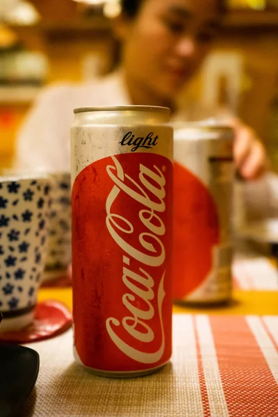 Cidade Chi Minh Vietnã Junho 2020 Latas Cocacola Frescas Mesa — Fotografia de Stock