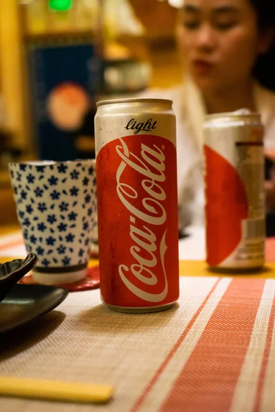 Ho Chi Minh şehri, Vietnam - 22 Haziran 2020: Masada serin Cocacola kutuları, Ho Chi Minh, Vietnam 'da bir Japon suşi restoranında masa.