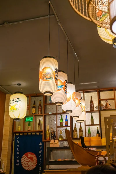 越南胡志明市 2020年6月22日 越南胡志明市一家日本寿司餐厅的日本灯笼装饰 — 图库照片