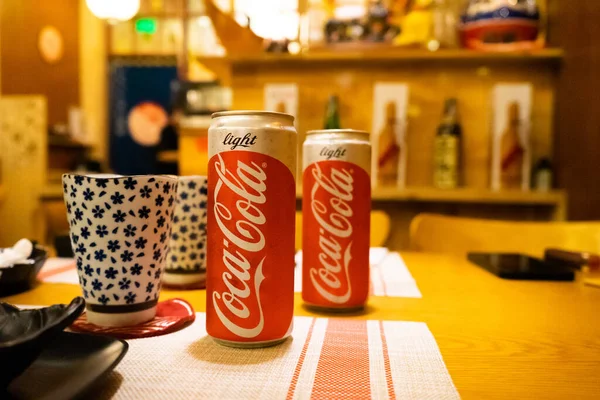 Ho Chi Minh şehri, Vietnam - 22 Haziran 2020: Masada serin Cocacola kutuları, Ho Chi Minh, Vietnam 'da bir Japon suşi restoranında masa.