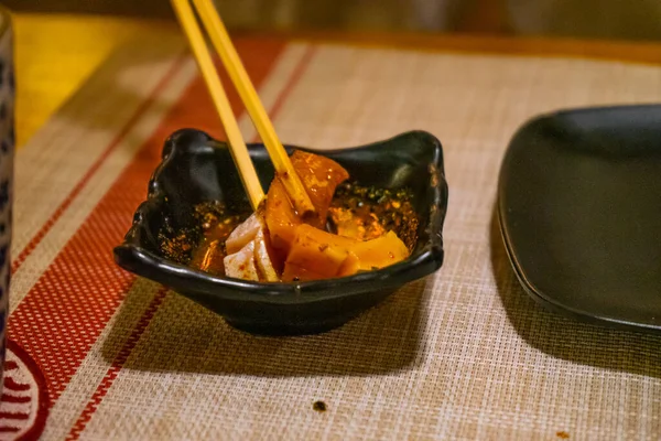 越南人 亚洲人在日本餐馆吃生鱼片 生鱼片 鲑鱼生鱼片和金枪鱼生鱼片 日本食品概念 — 图库照片