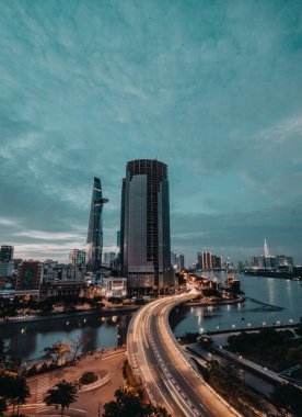 SAIGON, VİETNAM - 04 Temmuz 2020: Ho Chi Minh şehri, Khanh Hoi köprüsü, caddedeki sarı patika, resimdeki bina bitexco kulesi, çok uzaktaki 81 gökdelen