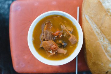 Ho Chi Minh şehri, Vietnam - 06 Temmuz 2020: Vietnam usulü haşlanmış sığır sakatatı veya sığır sakatatı güveci (pha lau): Güney Vietnam 'da popüler bir çerez, Vietnam sokak yemekleri.