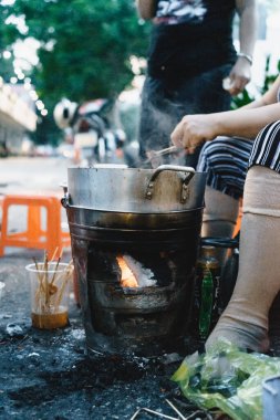 Ho Chi Minh şehri, Vietnam - 06 Temmuz 2020: Vietnam usulü haşlanmış sığır sakatatı veya sığır sakatatı güveci (pha lau): Güney Vietnam 'da popüler bir çerez, Vietnam sokak yemekleri.