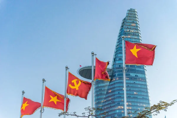 Bitexco Toren Onder Blauwe Lucht Naast Een Rij Vietnamese Vlaggen — Stockfoto