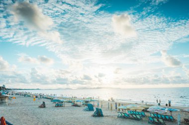 Vung Tau, Vietnam - 05 Temmuz 2020: İnsanlar 05 Temmuz 2020 'de gün batımında Vungtau sahillerinde dinleniyorlardı. Vungtau şehri Ho chi minh halkı arasında deniz tatil beldesi olarak popülerdir..