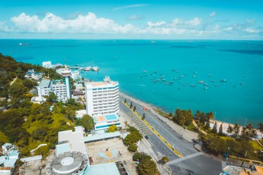 Yukarıdan Vung Tau panoramik kıyı manzarası, dalgalar, kıyı şeridi, sokaklar, hindistan cevizi ağaçları ve Vietnam 'daki Tao Phung dağı