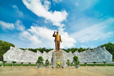 Pleiku, Vietnam - 11 Temmuz 2020: Dai Doan Ket Square (Quang truong), Gia Lai 'nin Pleiku şehrinin merkezinde yer alır. Komünist lider Ho Chi Minh 'in bronz heykeliyle geniş bir meydan..