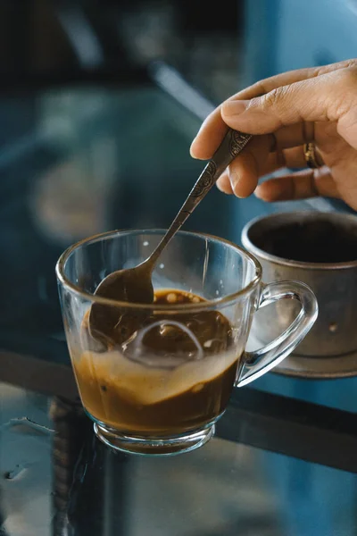 Tangan Close Seorang Wanita Mengaduk Kopi Kopi Susu Panas Menetes — Stok Foto