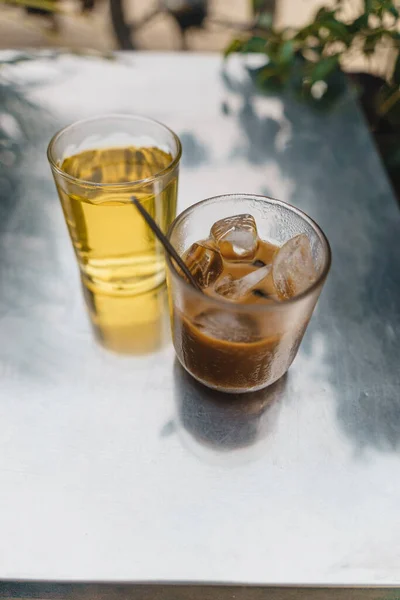 Café Gelado Com Leite Chá Quente Estilo Vietnamita Mesa Foco — Fotografia de Stock