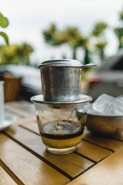 Кофе Горячим Молоком Капает Вьетнаме Разливая Воду Молотый Кофе Содержащийся — стоковое фото