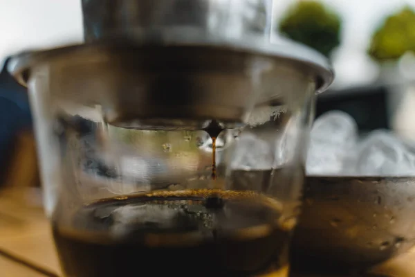 Café Con Leche Caliente Goteando Estilo Vietnam Vertiendo Agua Sobre —  Fotos de Stock